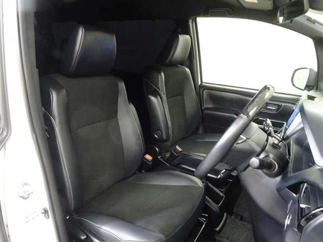 高いホールド性で運転姿勢が安定します。長距離ドライブでも疲れにくいのが魅力です。快適なドライビングライフをお送りください♪