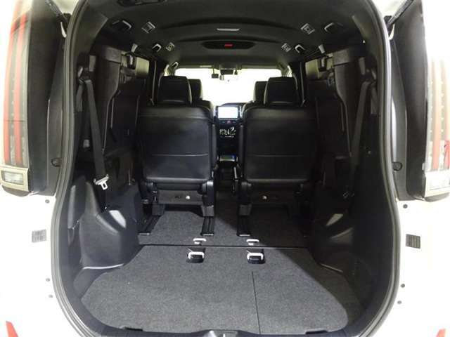 3列目シートは跳ね上げ式で折りたたみ可能です。キャンプ用品など大きな荷物もばっちり収納可能です！
