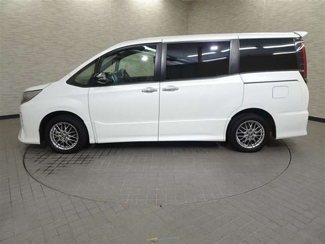 両側パワースライドドア付きだから、狭い駐車スペースなどでの 乗り降りラクラク！小さなお子さまのいるご家庭には嬉しい装備。
