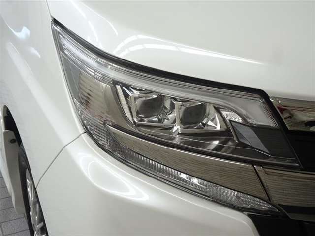 LEDヘッドライトです。デザイン性がよくとても明るいので、夜間の走行や悪天候でも安心です。しかも長寿命！