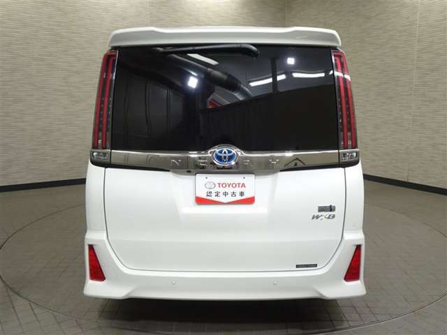 バックカメラが付いているので後方確認が非常にしやすいです。今や運転初心者も熟練者も必須装備！ついていて損はないですね♪