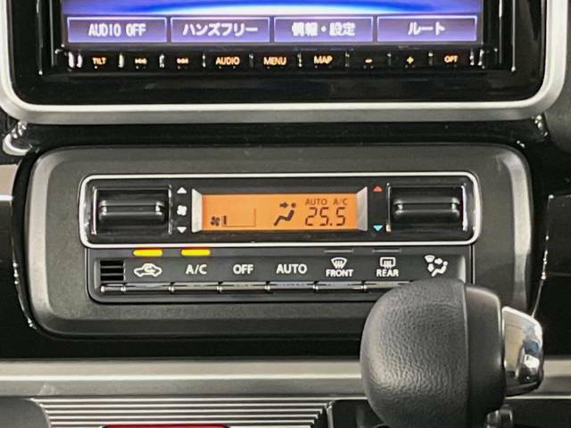 【オートエアコン】一度お好みの温度に設定すれば、車内の温度を検知し風量や温度を自動で調整。暑い…寒い…と何度もスイッチ操作をする必要はありません。快適な車内空間には必須の機能ですね♪