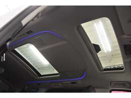 ダブルサンルーフ付いてます＾0＾明るく開放的なドライブで楽しくなります♪気分で変えられる16色のLEDルーフカラーイルミネーション★後席を包むように、天井に光のラインが走ります。