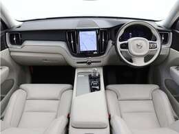 Google搭載/ETC2.0/360度カメラのフルセット搭載。9インチ・タッチスクリーン式センターディスプレイと、モード選択式の12.3インチデジタル液晶ドライバー・ディスプレイを装備。