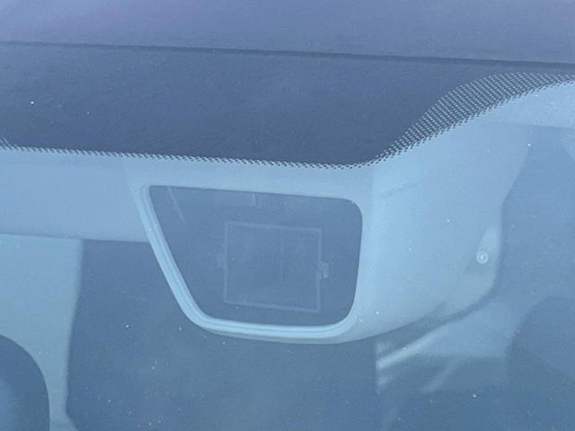 【アイサイトVer2】前方の車両等を検知し、衝突しそうな時は警報で注意を促し、ブレーキを踏む力をサポート。ブレーキを踏めなかった場合は衝突被害軽減ブレーキが作動、衝突回避をサポートします。