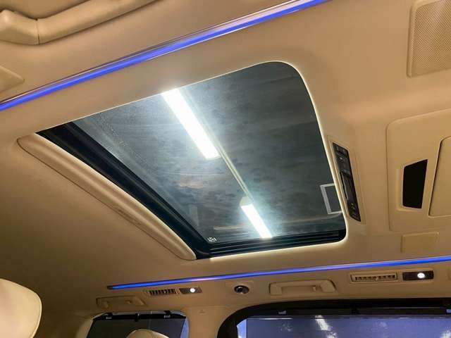 解放感溢れる【サンルーフ】☆車内には爽やかな風や太陽の穏やかな光が差し込みます☆