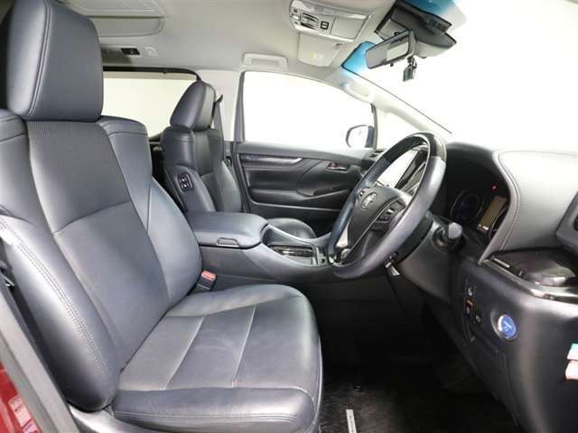 ゆったり室内で運転もしやすいです♪使い勝手の良い配置も考えられています！！