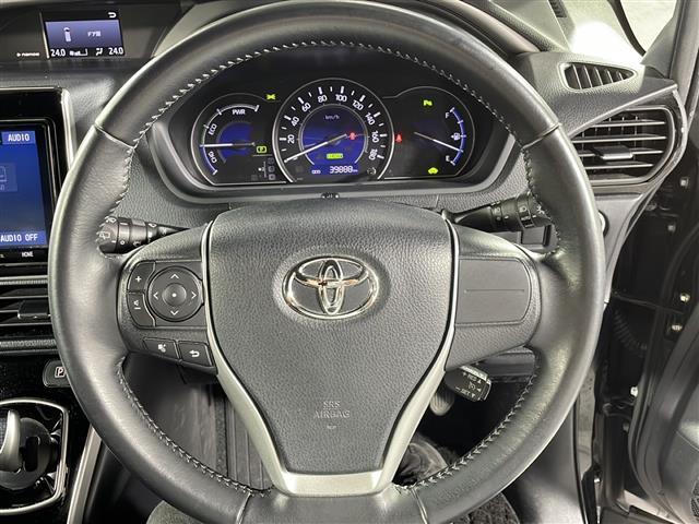 【ステアリング】軽い力で扱いやすいハンドルです。目立つ傷やスレなどなく綺麗な状態です！除菌プランいれていただくとさらに快適に！清潔なお車はお子様にも安心ですね！