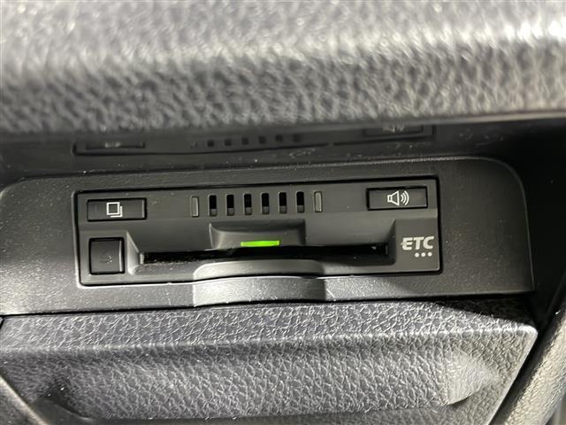 【ETC】有料道路を利用する際に料金所で停止することなく通過できる、ETC車載器（ノンストップ自動料金収受システム機器）が装備されています。セットアップを行うことで利用可能になります。