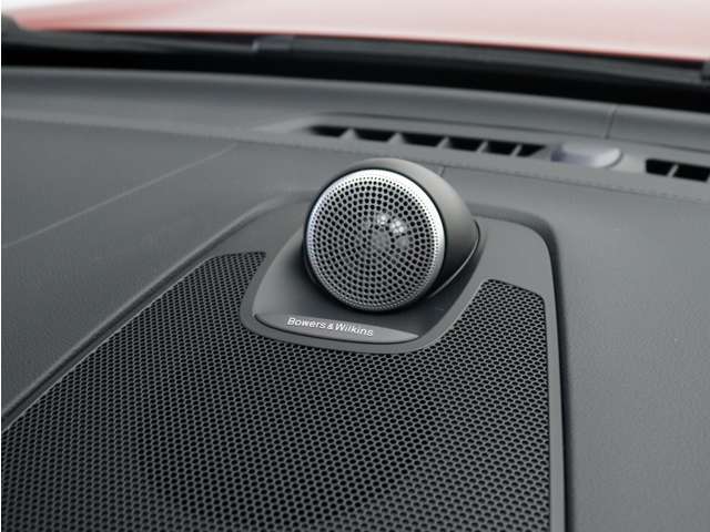 【Bowers＆Wilkins】世界のオーディオファン垂涎のプレミアムサウンドシステムを搭載。コンサートホールのベストポジションに相当する音場空間を忠実に再現。乗る人すべてに驚きの音響体験を提供します