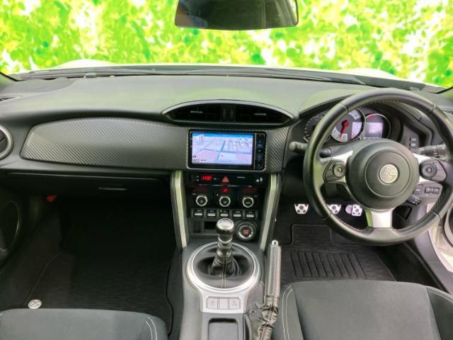 WECARSでは各商談席に大型モニターをご用意しております！見やすい大画面でゆったりと全国の在庫をご覧いただけます！是非ご来店お待ちしております！