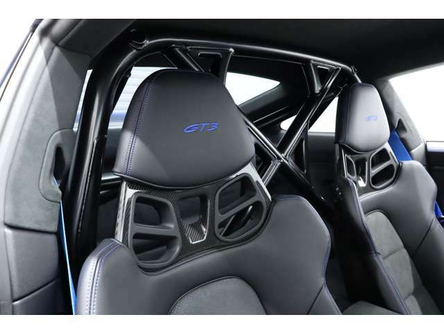 GT3専用装備のスポーツシートプラスにより、ヘッドレストに「GT3」ロゴ刺繍が施されております。
