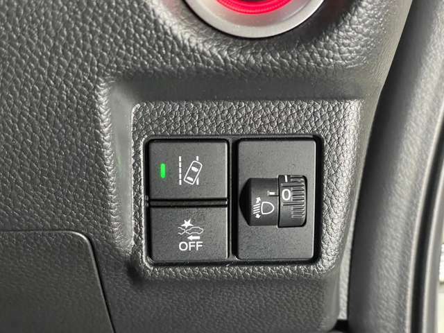 プリクラッシュセーフティスイッチなど、運転席周囲にすっきりとまとめられております。内装のレイアウトを崩さない設計となっております。