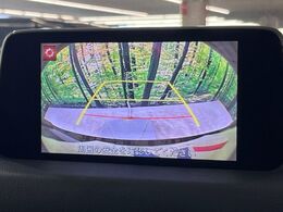 【バックカメラ】駐車時に後方がリアルタイム映像で確認できます。大型商業施設や立体駐車場での駐車時や、夜間のバック時に大活躍！運転スキルに関わらず、今や必須となった装備のひとつです！