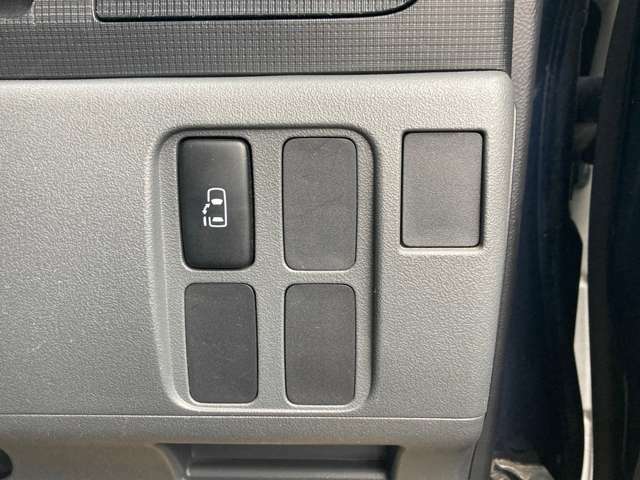 運転席右側n左リアドアの自動開閉操作スイッチ！！
