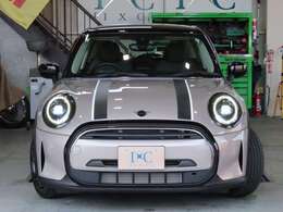 メーカーオプションでは上質な「クラシックトリム」や安全性を高める「ドライビングアシスト」、さらに後付けができない「シートヒーター」も備わっており、快適です。