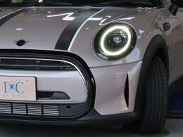 足元にはメッシュデザインの社外17インチホイールを装着し、ボディカラーの「ルーフトップグレー」と美しく調和。タイヤの残溝も十分にあり安心してお乗り頂けます！