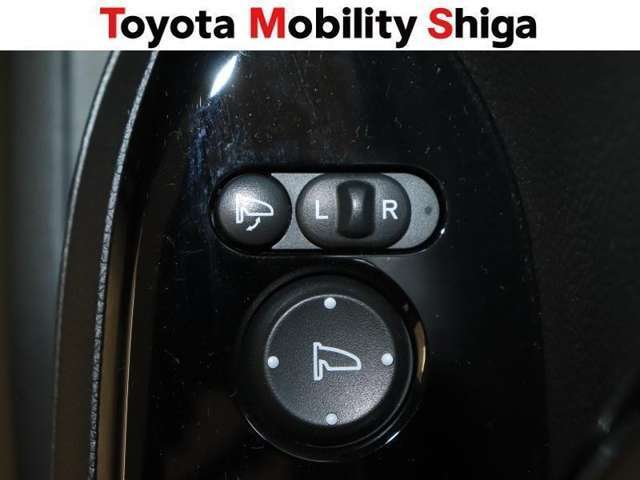 便利な電動格納ドアミラーも装備しております。駐車時にボタン一つで折り畳む事が出来るので便利ですよ。