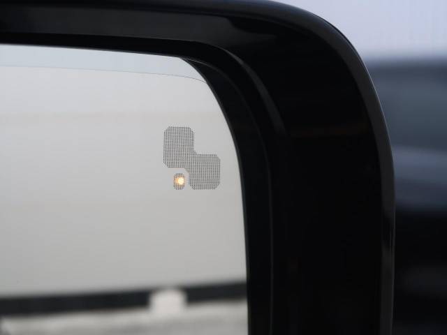 【ブラインドスポットモニター】左右斜め後ろを平行して走る車を認識し、車線変更の際に危険を察知するとドライバーへ警告を促します。夜・雨・トンネル内など走行時の環境が悪い時ほど頼りになる安全装置です。