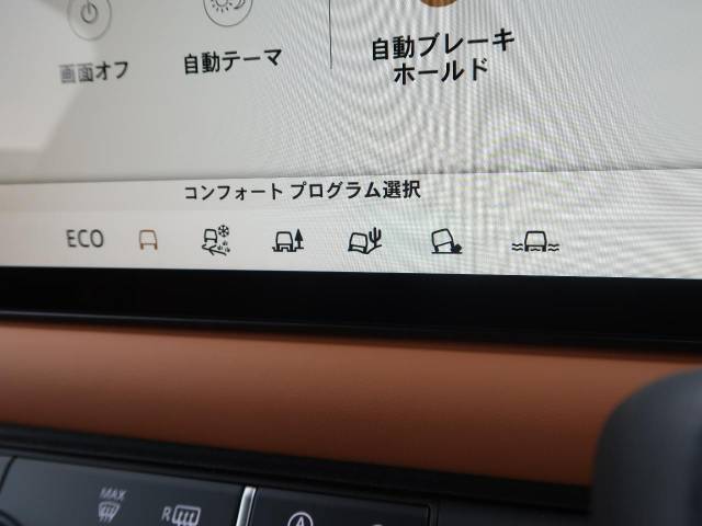 高い走破性が魅力のランドローバー。それを実現する【テレインレスポンス】には「オンロード」「草/砂利/雪」「泥/轍」「砂地」のモードを搭載！地形や天候に左右されない足元の確かさを実感ください。