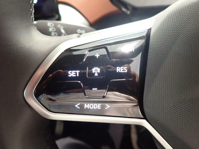 オートドライブ機能にレーダーセンサーを組み合わせた”ACC”を装備。設定されたスピードを上限に自動で加減速を行い、一定の車間距離を維持します。