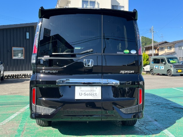 バック時目視しにくいクルマの周囲をカメラで映し出し、安全・安心駐車をサポート♪バックの苦手な方も後ろがハッキリ見えるので安心ですよ♪