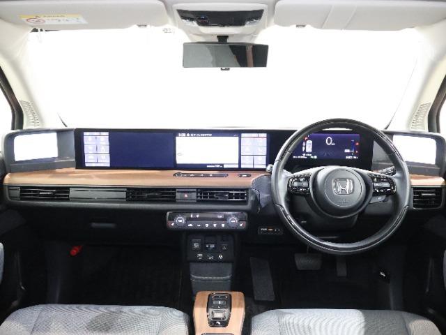 操作性に優れた運転席となります！小物入れや各ボタンの配置にこだわり、使いやすいです！座り心地もよく視認性も良好なのでロングドライブもお任せ下さい！