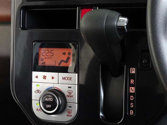 車内を快適に、オートエアコンを装備してます。
