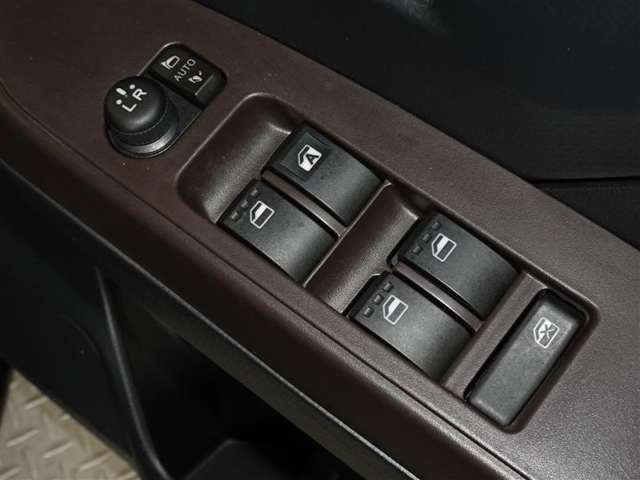 電動格納式ドアミラー・パワーウインドウを装備してます。