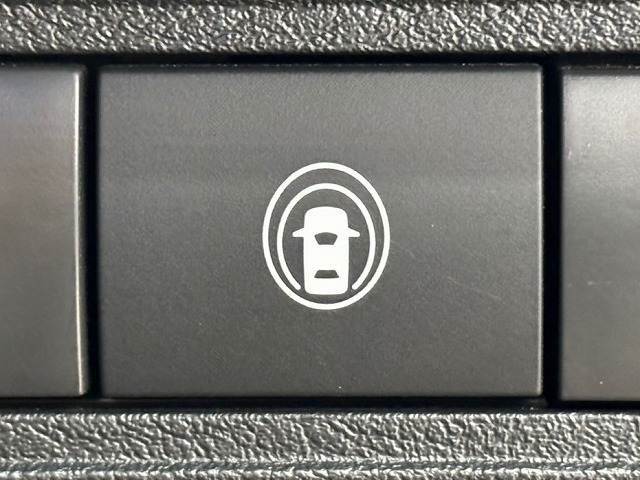【プロパイロット】運転支援システムが搭載されております。全車速域追従式クルーズコントロールやレーンキープで長距離運転をアシスト。