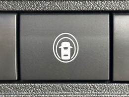【プロパイロット】運転支援システムが搭載されております。全車速域追従式クルーズコントロールやレーンキープで長距離運転をアシスト。