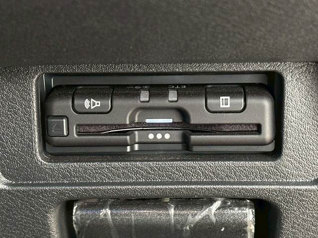 【ETC車載器】を装備しておりますので、ご納車直後からの遠距離ドライブも可能です。土日の利用料金の割引や、朝夕の通行料金を割引料金で高速道路をお楽しみいただけます。