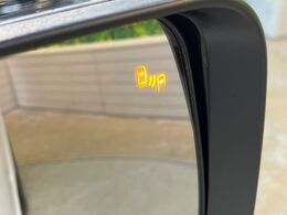 【ブラインドスポットワーニング】走行中、ドアミラーの死角になりやすい箇所に後続車が接近するとサイドミラー付近に警告を表示、ドライバーに注意喚起をしてくれます。