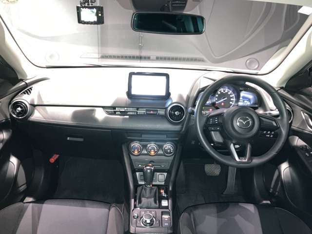 落ち着いた色使いの運転席周りです。