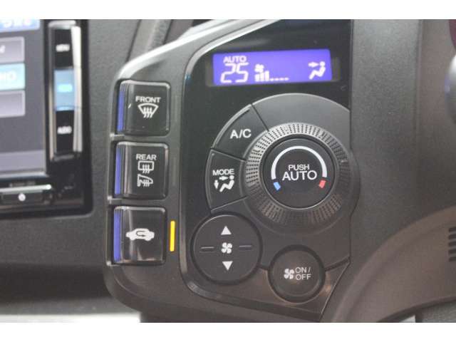 オートエアコンが搭載されております！！車内を快適な温度に保つことが出来ます♪