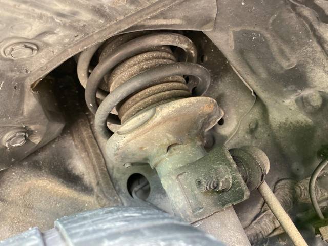 お車を安心してお乗りいただく為には、足回りの定期点検が欠かせません。サービスサポート（有償保証）では無料点検もご提供しており、安心のカーライフをお過ごしいただけるサポート体制が整っています。