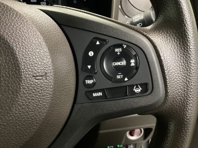 ステアリングホイールの右側がクルーズコントロールスイッチです。アクセルペダルを踏まずに一定速走行が出来るので、高速道路での走行がグッと快適になります。