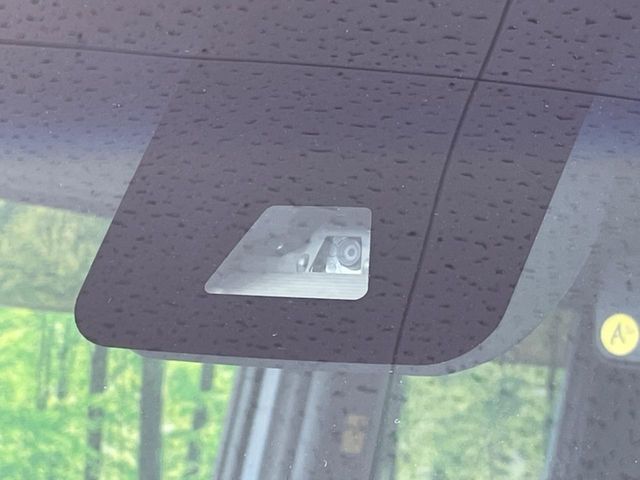 【スマートアシスト】走行中に前方の車両等を認識し、衝突しそうな時は警報とブレーキで衝突回避と被害軽減をアシスト。より安全にドライブをお楽しみいただけます。