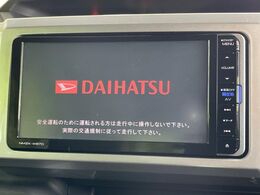 【純正ナビ】人気の純正ナビを装備しております。ナビの使いやすさはもちろん、オーディオ機能も充実！キャンプや旅行はもちろん、通勤や買い物など普段のドライブも楽しくなるはず♪