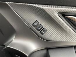 【ポジションメモリー（パワーシート/メーカーオプション）】それぞれのスイッチを押すと、あらかじめ設定したドライビングポジションに自動で調整してくれます。