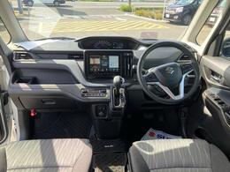 【インパネシフト】足元広々インパネシフト♪運転席から助手席への移動も楽にできますね♪道の状況や止める場所によって運転席側から出づらい時ってありませんか？そんな時、助手席側から降りることができますよ♪