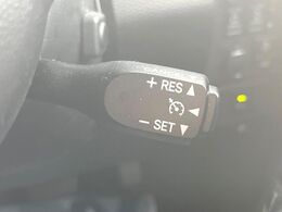 【クルーズコントロール】高速道路もラクラク走行。アクセルを離しても一定速度で走行ができ、長距離運転時の負担を軽減！加速・減速も簡単なスイッチ操作で調整できます。