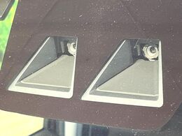 【スマートアシスト】走行中に前方の車両等を認識し、衝突しそうな時は警報とブレーキで衝突回避と被害軽減をアシスト。より安全にドライブをお楽しみいただけます。