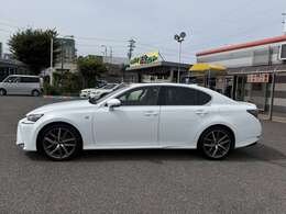 【探します】　万一店頭にご希望の車種が無い場合もご安心下さい。　自社のネットワークでお気に入りの1台をお探し致します。