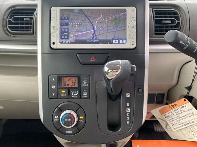 TV付きの車となっております。ドライブの合間の休憩中に気になる番組を見ることができます。