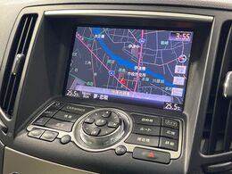 【メーカー純正ナビ】インテリアに溶け込むスタイリッシュな「専用設計」メーカーナビを装備♪視認性や操作性など基本性能にも優れ、より上質なカーライフをお楽しみいただけます。