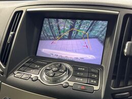 【バック/サイドカメラ】駐車時に後方がリアルタイム映像で確認できます。大型商業施設や立体駐車場での駐車時や、夜間のバック時に大活躍！運転スキルに関わらず、今や必須となった装備のひとつです！