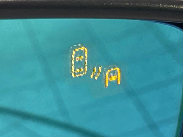 【ブラインドスポットモニタリング】走行中、ドアミラーの死角になりやすい箇所に後続車が接近するとサイドミラー付近に警告を表示、ドライバーに注意喚起をしてくれます。