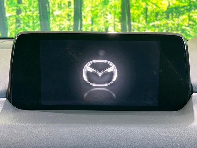 【マツダコネクト】車内の雰囲気にマッチした大型のディスプレイ。スマホ接続でのナビ使用やBluetooth再生等、様々な機能が楽しめます。直感的なダイヤル操作が可能で、使い勝手も良好です。