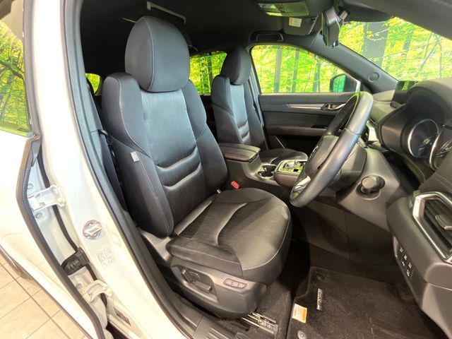 運転席まわりには十分なスペースがあり、大柄な方でもゆったり運転していただける環境です。